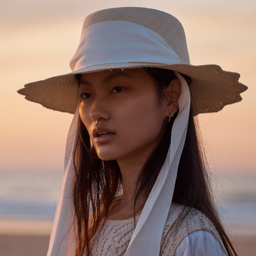 Scalloped Brim, Blanc